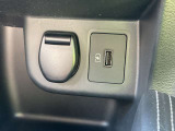 前席USB電源と、シガーソケットです。