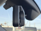 AUTOを含むワイパー操作の表示があり、天候や雨の強さに応じて使い分けやすい構成です。レバー上で設定を確認できるため、雨天時の視界確保を手元で調整できます。