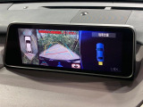 【パノラミックビューモニター】専用のカメラにより、上から見下ろしたような視点で360度クルマの周囲を確認することができます☆死角部分も確認しやすく、狭い場所での切り返しや駐車もスムーズに行えます。