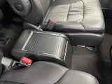 運転席と助手席の間にはシャッター付の収納もございます!