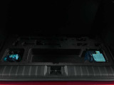 パンク修理キット付き。ラゲージルームの下部にあります。