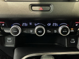 オートエアコンは左右席で独立温度コントロールが可能です。運転席はキンキンに冷やして助手席はマイルドにと言った設定が可能です☆暑さ寒さでケンカすることもなくなりますね♪