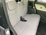 後席は左右に並ぶシートとヘッドレストを備え、同乗者が落ち着いて過ごせる空間です。明るい色合いのシートと、ドア側の窓から入る光も魅力です。