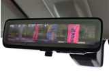 『1台』のお車に対して、3名体制で日々議論を重ね仕入れを行っております。