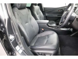 見えないところまで徹底洗浄!中古車をキレイで気持ちよくお乗りいただけるよう、トヨタ認定中古車はしっかりクリーニング。エンジンルームやシートを外した洗浄まで目に見えないところまで徹底的に洗浄しています。