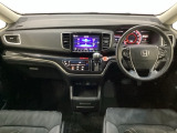 車内は光触媒抗菌消臭施工済です。インパネ周りはスタイリッシュなデザインで機能や装備も充実しています。グローブボックスやカップホルダーのほかにトレーなどたくさんの収納スペースが付いています。
