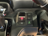 低燃費運転をサポートするECONモード。エンジンやエアコンといった、クルマ全体の動きを燃費優先で自動制御します。空調など快適性を優先したいときは、スイッチを押してOFFにできます。