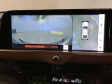【パノラミックビューモニター】映像で、見づらい車両周辺の確認をアシスト。クルマを真上から見ているような映像を表示。 運転席から確認しにくい車両周囲の状況を把握。
