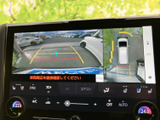 後方の映像と車両周辺の表示を画面で確認でき、駐車や後退時の安全確認をサポートします。ガイド線を目安にしながら、周囲の状況に注意して操作できる装備です。
