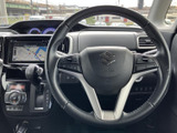 握りやすい形状に加え、手元には複数のスイッチを備えています。前方を見ながら必要な機能へアクセスしやすく、毎日の運転で扱いやすさを感じていただける装備です。