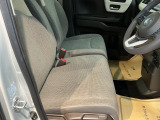 ベンチシートは、運転席と助手席の移動もスムーズ! 狭い駐車場での乗り降りや、お子様の乗り降りにも便利です。