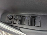 パワーウィンドウのスイッチですよ。運転席に居ながら窓を開け閉めのコントロールできます。