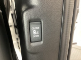 2列目シートの左側センターピラーにも電動スライドドアの操作スイッチが付いています。