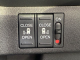 両側電動スライドドアです。リモコンや運転席スイッチ、ドアハンドルの操作で自動開閉。お子さまを抱きかかえている時や荷物の多い時などに便利です。