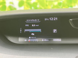 走行に関する情報やシフト位置などを画面で確認でき、運転中に必要な情報を把握しやすい表示です。文字やマークがまとまっており、視線の移動を抑えたい方にも便利です。