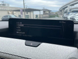 【12.3インチマツダコネクト】車内の雰囲気にマッチした大型ディスプレイ。スマホ接続でのナビ使用やBluetooth再生等、様々な機能が楽しめます。直感的なダイヤル操作が可能で、使い勝手も良好です。