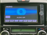 タッチ画面にオーディオの選択項目が並び、AM・FMやCD/DVD、SD、TVなどを画面から確認できます。表示が整理されているため、目的の項目を見つけやすく、日々の移動中にも使いやすい装備です。