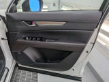 パワーウィンドウのスイッチですよ。運転席に居ながら窓を開け閉めのコントロールできます。