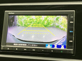 後方の映像と目安となるラインが画面に表示され、駐車時に周囲を確認する際に役立ちます。車両後方を目視でも確かめながら、慎重に駐車したい方にうれしい装備です。