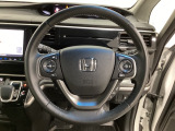ハンドルにHondaセンシング系のクルーズコントロールやレーンキープアシストなどのスイッチと、オーディオの操作スイッチが装備されています。ハンドルから手を離さず安全に操作できます。