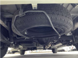 車両後方からの下回りです。スペアタイヤはこちらにあります。