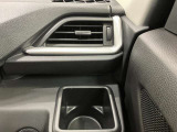 【運転席ドリンクホルダー】使いやすさに配慮したドリンクホルダー