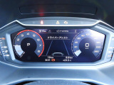 重厚感と安定感があり、同時にダイナミックさも備えるAudiの走り。機能やデザインが革新的なメーター。
