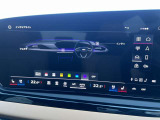 ●マルチカラーアンビエントライト『車内の雰囲気をカスタマイズするための照明機能です。さまざまな色に変更できるLEDライトを使用し、ドライバーや乗客の好みに合わせて車内の雰囲気を演出します。』