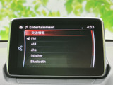 FM・AMやBluetoothなど、音源の選択肢が画面に表示されています。聴きたい項目を確認しながら選べるため、通勤やお出かけの時間をお好みの音楽とともに楽しめます。