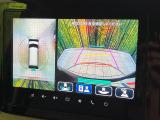 【360&deg;ビューモニター】専用のカメラにより、上から見下ろしたような視点で360度クルマの周囲を確認することができます☆死角部分も確認しやすく、狭い場所での切り返しや駐車もスムーズに行えます。