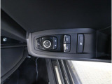 運転席ドアの操作しやすい位置にミラー操縦スイッチがついておりますので、ストレスなく自分のフィットする位置にセッティング頂けます。