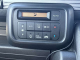 【オートエアコン】一度お好みの温度に設定すれば、車内の温度を検知し風量や温度を自動で調整。暑い&hellip;寒い&hellip;と何度もスイッチ操作をする必要はありません。快適な車内空間には必須の機能ですね♪