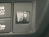 運転席まわりにスイッチ類がまとまり、必要な操作を手元で確認しやすい配置です。表示を見ながら扱えるため、日常の運転時にも迷いにくく便利にお使いいただけます。
