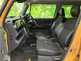 運転席まわりは前方の視界が広く、窓から周囲の様子を確認しやすい空間です。シートは身体を預けやすい形状で、助手席と並んで落ち着いて過ごせる前席になっています。
