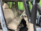 運転席まわりには十分なスペースがあり、大柄な方でもゆったり運転していただける環境です。
