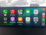 お手元のスマートフォンと接続して頂く事で使用可能な「Apple CarPlay/Android Auto」電話の応答は勿論、メッセージの受信やLINE、音楽接続からナビアプリの使用まで幅広く活躍致します。