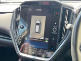 【マルチテレインモニター】車のフロントやサイドのカメラ画像を同時にモニター表示することで、悪路や狭い道を走行時でも周囲の状況確認ができ安心!本格SUVにうれしい装備です♪