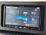音楽ソースを画面上のアイコンから選べるため、使いたい機能を確認しやすい構成です。ラジオや各種メディアのメニューを表示し、日常の移動時間を快適にサポートします。