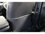 シートバックには便利なポケットを装備しています。車内に散らかりがちな細々としたものを収納出来るのでスッキリ片付きます。