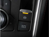 【電動パーキングブレーキ】手で引く方式のサイドブレーキや足踏み式のサイドブレーキの代わりとなるもので、指先の簡単操作でパーキングブレーキを作動したり解除したりすることが可能です。