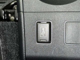 充電用USB端子付き。スマートフォンなどの充電に便利です。