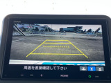 後方の映像に黄色い目安線が重なり、駐車時に周囲との距離感を確認しやすい表示です。画面上で後方の様子を確かめながら、落ち着いて駐車操作を行いたい方に心強い装備です。