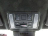 運転席・助手席両側で使いやすい、オーバーヘッドの両側パワースライドドア操作スイッチです。