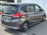 コンビネーションランプを高い位置に配置、後続車に見やすいデザインで安全にも配慮。