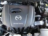 「SKYACTIV-G(ガソリン)」は、規格外の高圧縮を実現し、世界のエンジン技術者に驚きを与えました。さらに、それを維持したままノッキングの発生を抑え、熱効率を向上、走りにも寄与したエンジンです。