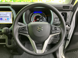 ステアリングには複数のスイッチが配置され、手元で車内機能にアクセスしやすい構成です。メーターや周辺の表示を確認しながら扱える位置にまとまり、日常の運転を便利にサポートします。