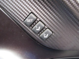 運転席ドア。三つ並んだボタンを操作することで、運転席のシートポジションを記憶し、呼び出すことができます。