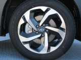 スバル純正18インチアルミホイール。 タイヤサイズは225/55R18。納車時に弊社指定の新品タイヤ4本と交換いたします。