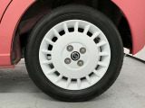 【純正アルミホイール】車体に最適化された設計による優れた耐久性と走行性能、そしてデザイン性。特に、足回りの軽量化は加速性能・燃費・乗り心地の向上に繋がり、ブレーキ性能も高めます。