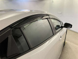 サイドバイザーが付いています。 雨の日でもタバコを吸ったりされると煙が車内にこもったりしてもちょっと窓を開けて煙を排出することができジメッとした空気の入れ替えが出来るので便利です!!